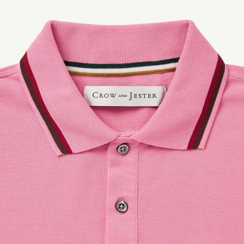 Contrast-tipped collar with signature neck tape
